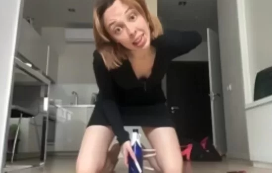 Треш-стримерша Фрося села на бутылку и порвала пизду до крови — видео 18+
